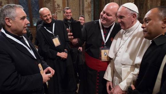 Los &quot;superconfesores&quot; se tomaron selfies con el papa Francisco antes de partir a su misi&oacute;n.