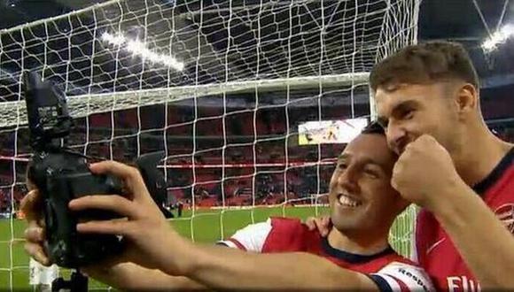 Jugadores del Arsenal celebraron triunfo con selfie en el campo