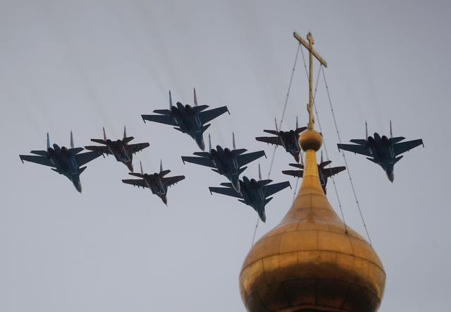 Aviones de combate MiG-29, Strizhi (Swifts) y Su-30SM vuelan en formación sobre una catedral durante un desfile aéreo el Día de la Victoria en Rusia. (REUTERS / Maxim Shemetov).