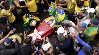 Con muñecos y fuego: Brasileños exigen destitución de Rousseff