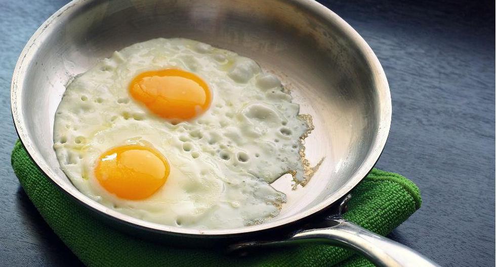 El aceite debe estar caliente al momento de freír el huevo, además hecha un poco de sal para que no se pegue. (Foto: Pixabay)