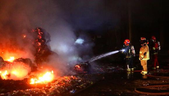 Incendio en almacén movilizó a más de 10 unidades de bombero. Foto: César Grados/El Comercio