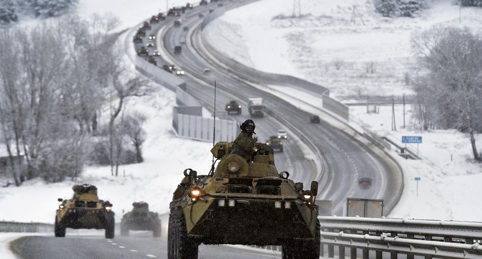 Tanques rusos se movilizan por una vía de Crimea. Occidente reclama a Moscú la concentración de tropas cerca de la frontera con Ucrania. (Foto: AP)