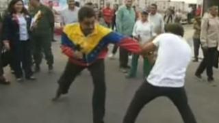 Maduro protagoniza una pelea de boxeo en la calle (VIDEO)