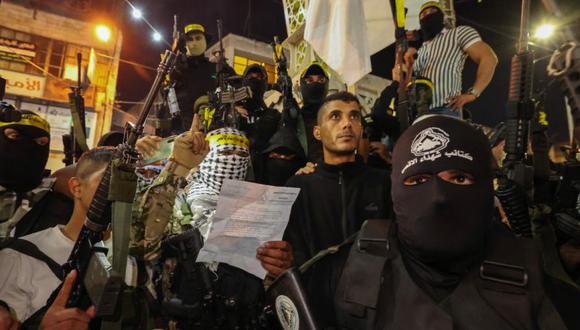 Pistoleros palestinos de la facción de las Brigadas de los Mártires de Al-Aqsa afiliada al movimiento Fateh leyeron una declaración durante una manifestación exigiendo la restitución del cuerpo de Daoud al-Zubaidi y una respuesta a su muerte, en la ciudad de Yenin, en la Cisjordania ocupada.