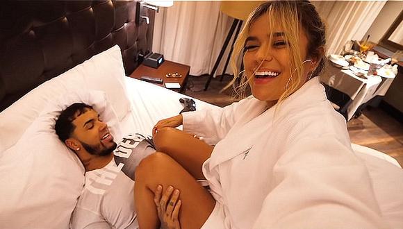 Karol G y Anuel AA mostraron todos los detalles de su relación en un revelador videoclip musical. (Foto: Captura de YouTube)