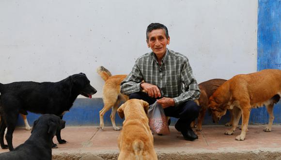 A sus 72 años, Rubén Huatuco dedica sus días a atender a los animales abandonados en las calles de Huaral.