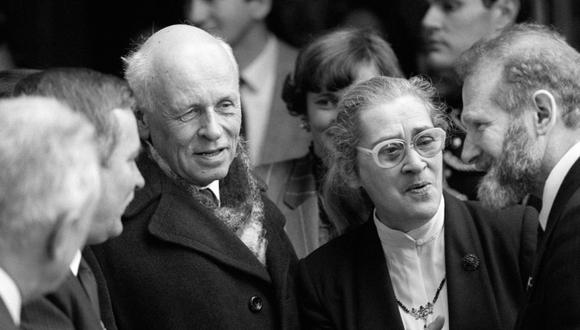 Andrei Sajarov con su esposa Yelena Bonner en París, en 1988. (Foto: Agencia AFP)