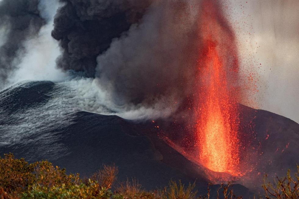 El Instituto Volcanológico de Canarias ha informado que el cono interno del volcán de La Palma se ha derrumbado sobre sí mismo. (EFE/ Miguel Calero).