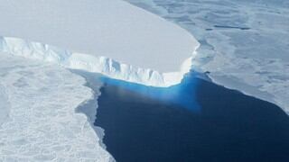 El sorprendente momento en que se derrumban cientos de toneladas de glaciar al mar de la Antártida 