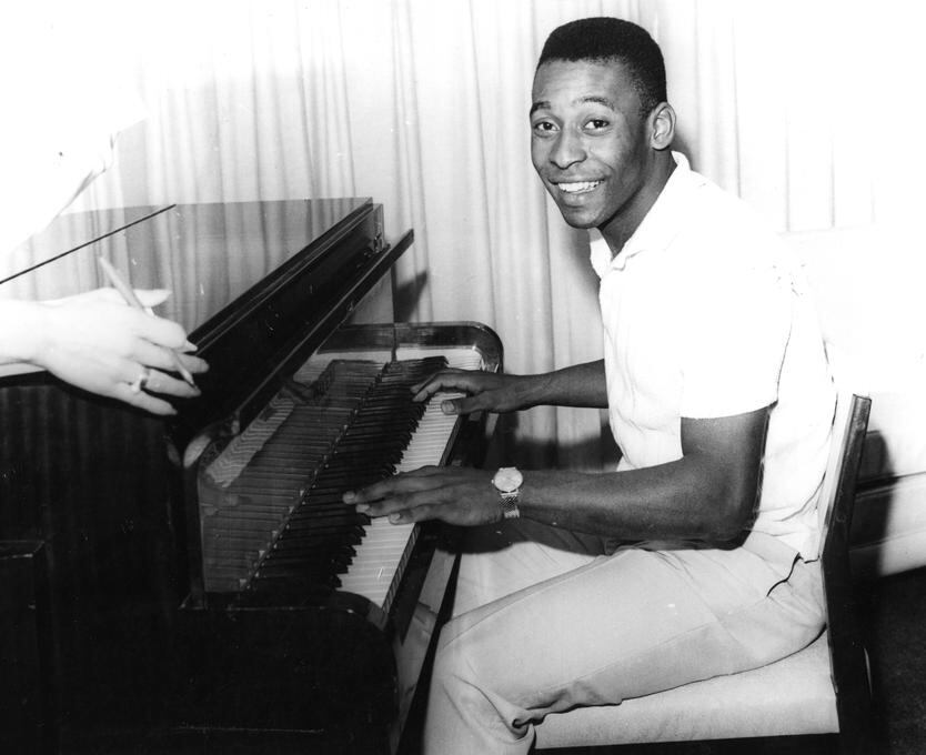 Pelé tocando el piano en el hotel Savoy. Postal de 1969. Foto: Archivo Histórico El Comercio