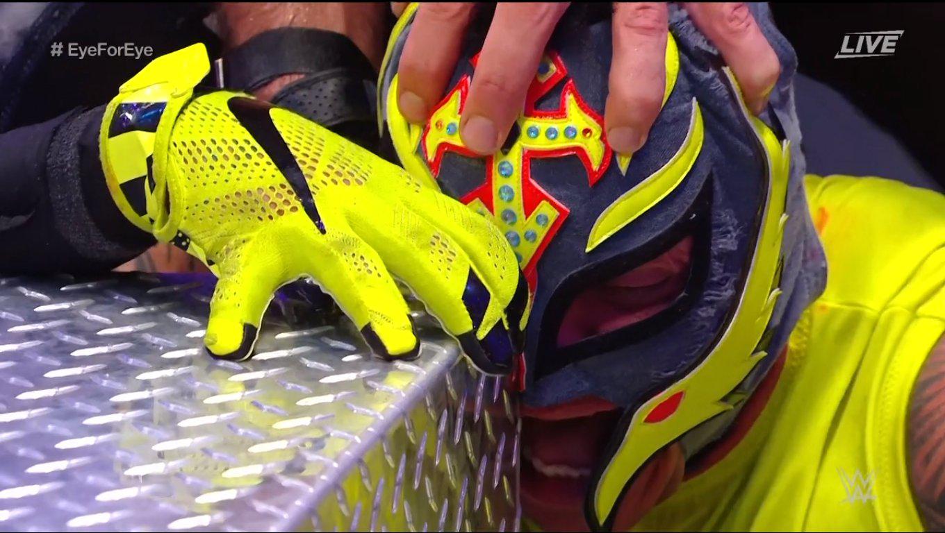 Así fue como Rey Mysterio 'perdió el ojo' en su lucha contra Seth Rollins en Extreme Rules | Fotos: Captura WWE
