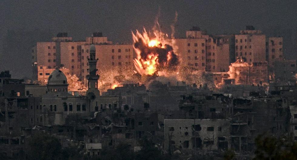 Una bola de fuego estalla durante un bombardeo de Israel en el norte de la Franja de Gaza el 14 de octubre de 2023. (Foto de Aris MESSINIS / AFP).