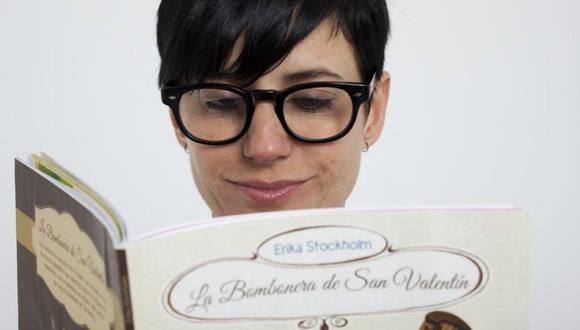 Erika Stockholm compartió una foto con su libro "La bombonera de San Valentín".