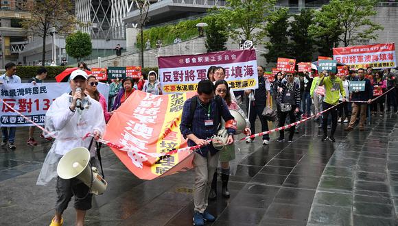 Un grupo de residentes realiza la primera protesta y marcha autorizada en varios años en Hong Kong contra la propuesta de recuperación en el distrito de Tseung Kwan O el 26 de marzo de 2023. (Foto de Peter PARKS / AFP)