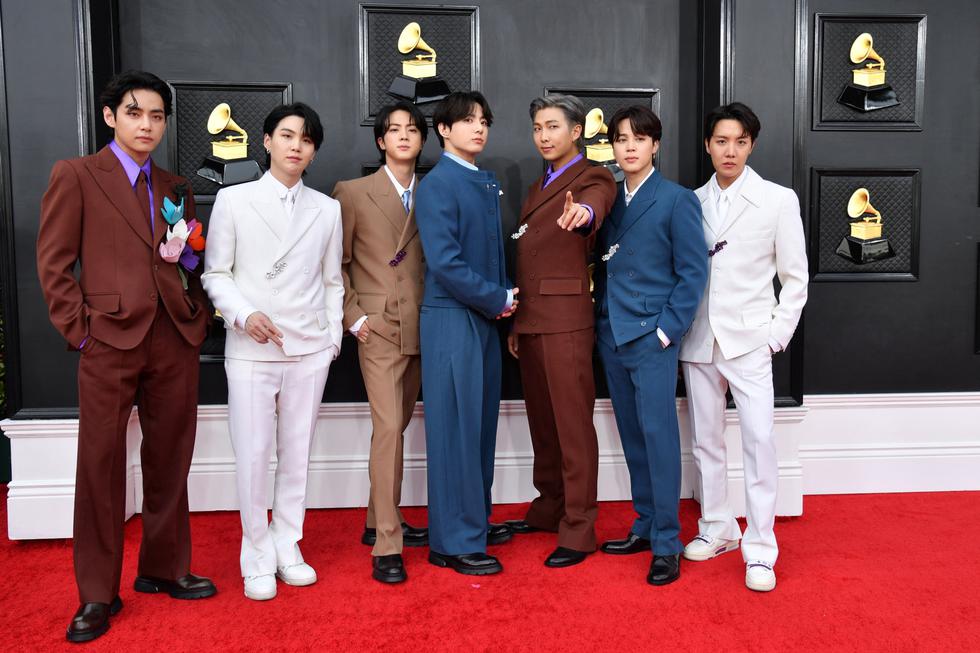 Los integrantes de la banda de K-Pop BTS en la alfombra roja del Grammy. Sin ningún orden particular: Jungkook, V, Jimin, Suga, Jin, RM y J-Hope.  (Foto: ANGELA  WEISS / AFP)