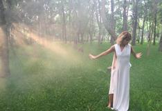 Alessandra Denegri luce su belleza en nuevo videoclip de Tourista