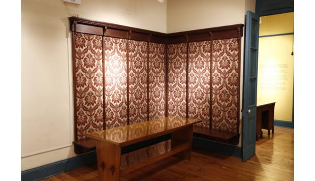 El legandario 'rincón rojo' ubicado en una esquina de la sala. (Foto: Renzo Salazar)