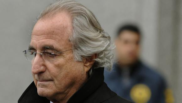 Bernard Madoff deja la Corte Federal de Estados Unidos el 14 de enero de 2009 después de una audiencia. (FOTO AFP / TIMOTEO A. CLARY).