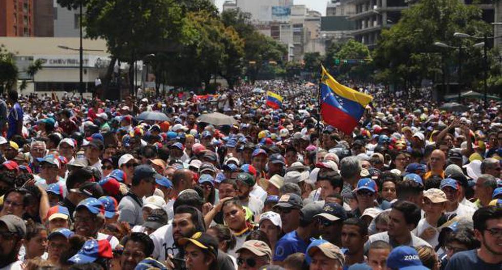 Cientos de personas escuchan al líder opositor Juan Guaidó este miércoles en las calles de Caracas (Venezuela). (Foto: EFE)