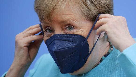 La canciller alemana, Angela Merkel, se pone la mascarilla cuando se va, después de su conferencia de prensa anual de verano en Berlín, Alemania, el jueves 22 de julio de 2021 (Hannibal Hanschke/AP).