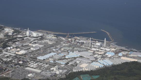 Esta imagen aérea muestra los tanques de almacenamiento (abajo) utilizados para almacenar agua tratada en la averiada planta de energía nuclear Fukushima Daiichi de TEPCO en Okuma, prefectura de Fukushima. (Foto de JIJI PRESS / AFP)