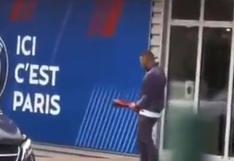Kylian Mbappé realizó el gesto del ‘Dibu’ Martínez con trofeo | VIDEO