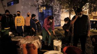 San Juan de Lurigancho: vecinos hacen cola desde la madrugada para abastecerse de agua tras corte por aniego | VIDEO