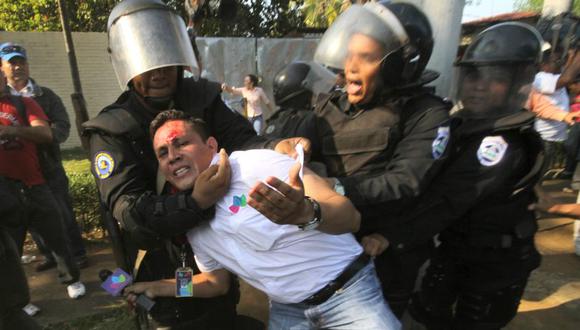 El periodista Nelson Hurtado es agredido por la policía de Nicaragua. (AP)