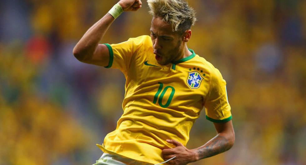 Neymar le firmó la camiseta al hijo del jugador argentino Andrés D\'Alessandro. (Foto: Getty Images)
