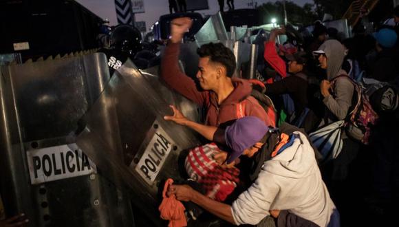 Migrantes centroamericanos se enfrentan con policías de la Secretaría de Seguridad Ciudadana (SSC), quienes impidieron su avance, hoy, en la Ciudad de México (México). (Foto: EFE/ Madla Hartz).