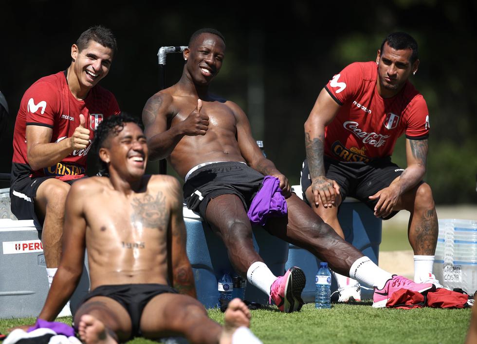 La alegría nunca falta en la selección peruana. Aldo Corzo y Luis Advíncula con el pulgar levantando, y Miguel Trauco, posan mientras Renato Tapia sonríe sentado en el césped. (Foto: FPF)