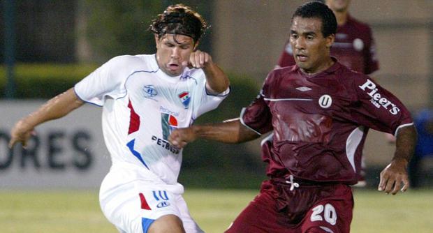 Carlos Alberto González (L) of Nacional de Paraguay disputes the ball with Gregorio Bernales of Universitario de Perú on January 24, 2006 in Asunción, Paraguay in the first leg of the first phase of the Copa Libertadores de América tournament AFP PHOTO NORBERTO DUARTE  