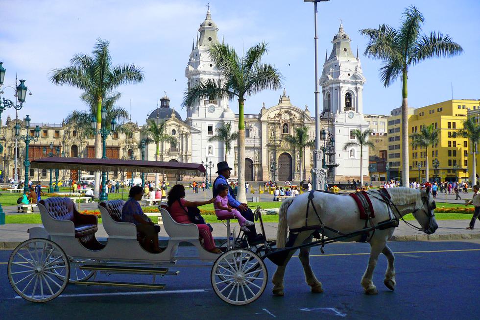 La Plaza Mayor o Plaza de Armas de Lima es el lugar de nacimiento de la hermosa y milenaria Ciudad de los Reyes. Este es el lugar turístico más destacado en el centro de la ciudad de Lima. Aquí encontrarás la mejor arquitectura en todo Lima y de América del Sur y podrás disfrutar de los mejores balcones tallados durante la época colonial. (Foto: Difusión)