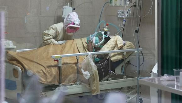 La enfermera auxiliar Nicolasa Rojas, de 36 años, trata a un paciente crítico en la unidad de UCI del Hospital del Sur en Cochabamba, Bolivia. (Foto: Martín SILVA / AFP)