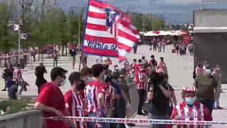 La hinchada rojiblanca anima al Atlético de Madrid en el exterior del Wanda Metropolitano
