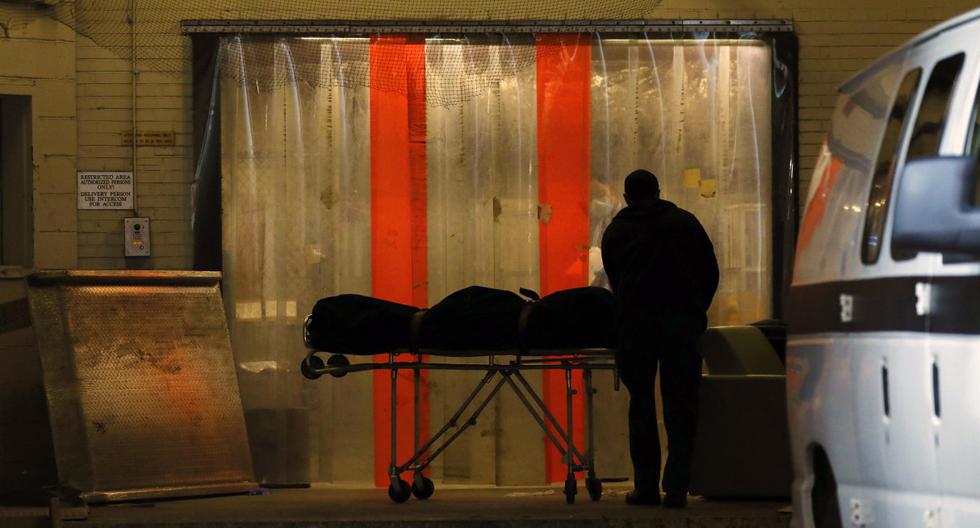 Imagen referencial. Un cuerpo es transportado a un vehículo funerario en el Hospital Mount Sinai West en Nueva York, Estados Unidos, 28 de abril de 2020. (EFE/EPA/Peter Foley).