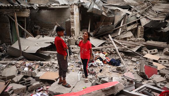 Niños palestinos se encuentran entre los escombros de una casa destruida por un bombardeo israelí nocturno en Rafah, en el sur de la Franja de Gaza, el 27 de abril de 2024, mientras continúa el conflicto entre Israel y el grupo militante Hamas. (Foto de AFP)