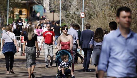 La gente disfruta del sol en St James's Park, en el centro de Londres, el pasado 30 de marzo de 2021, luego de que se suavizaran las restricciones por la pandemia en Inglaterra. (Tolga Akmen / AFP)