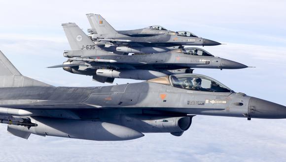 Cazas F16 holandeses y belgas vuelan sobre los Países Bajos antes de la firma de un acuerdo para la supervisión del espacio aéreo. (Foto: Jerry Lampen / ANP / AFP)