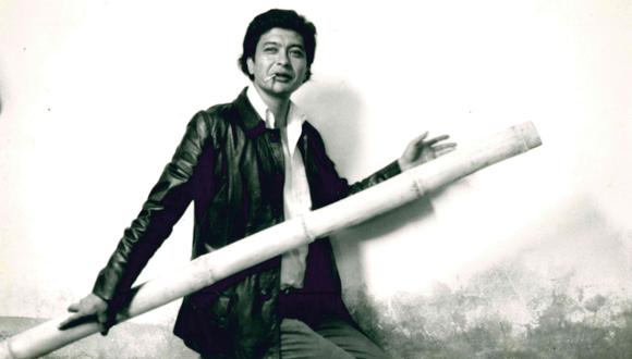 Watanabe y su bambú. Con un cigarrillo entre los labios, el poeta posa juguetón en esta postal ochentera. (Foto: Archivo Lorenzo Osores)