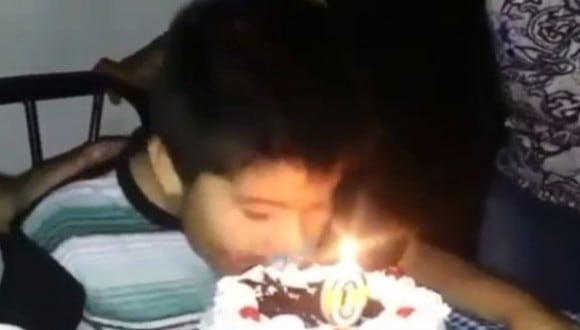 El video se filmó en Chile y captó el preciso momento en el que un menor muerde su torta sin percatarse de la vela encendida. (Foto: Captura de Facebook)