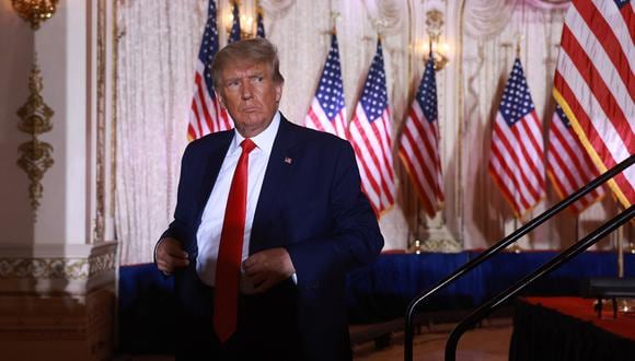 El expresidente de los Estados Unidos, Donald Trump, abandona el escenario después de hablar durante un evento en su casa de Mar-a-Lago en Palm Beach, Florida.  (Foto de JOE RAEDLE / GETTY IMAGES NORTEAMÉRICA / AFP)
