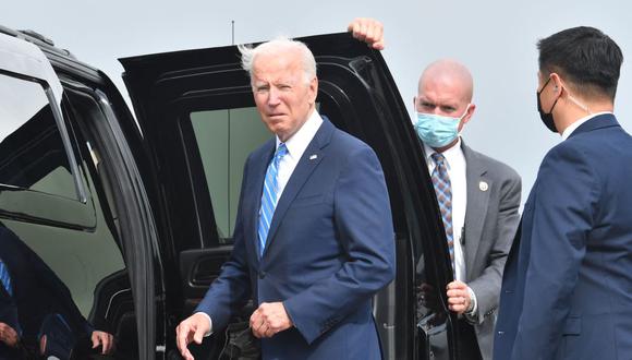El presidente de los Estados Unidos, Joe Biden, observa después de llegar en Airforce One al Aeropuerto Internacional Chicago O'Hare en Chicago, Illinois, el 7 de octubre de 2021. (Foto referencial, (Nicholas Kamm / AFP).