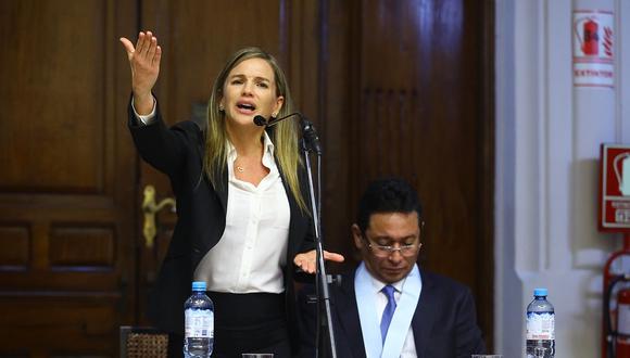 Luciana León acudió con su abogado, Humberto Abanto, ante el pleno. (Foto: Congreso)