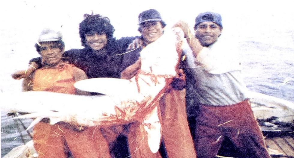 En la foto aparecen tres de los pescadores perdidos en altamar: Salomón Calle (primero de la izquierda), Luis Vidaurre Llenque (segundo de la izquierda) y Miguel Franco Díaz, con pantalón rojo. (Foto: GEC Archivo Histórico)