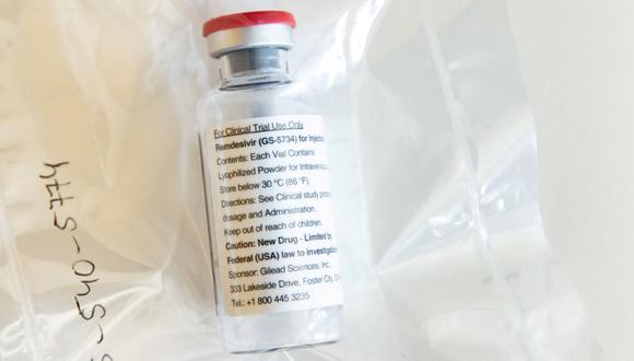 Una ampolla de remdesivir antiviral COVID-19 de Gilead Sciences se muestra durante una conferencia de prensa en el Hospital Universitario Eppendorf (UKE) en Hamburgo, Alemania. (Foto: Archivo / Ulrich Perrey / Pool vía REUTERS).