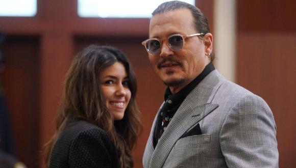 Johnny Depp y su abogada Camille Vasquez durante una pausa en el juicio por difamación del actor contra su exesposa Amber Heard. La cercanía entre ellos ha hecho que muchos piensen que tienen un romance (Foto: Shawn Thew / AFP)