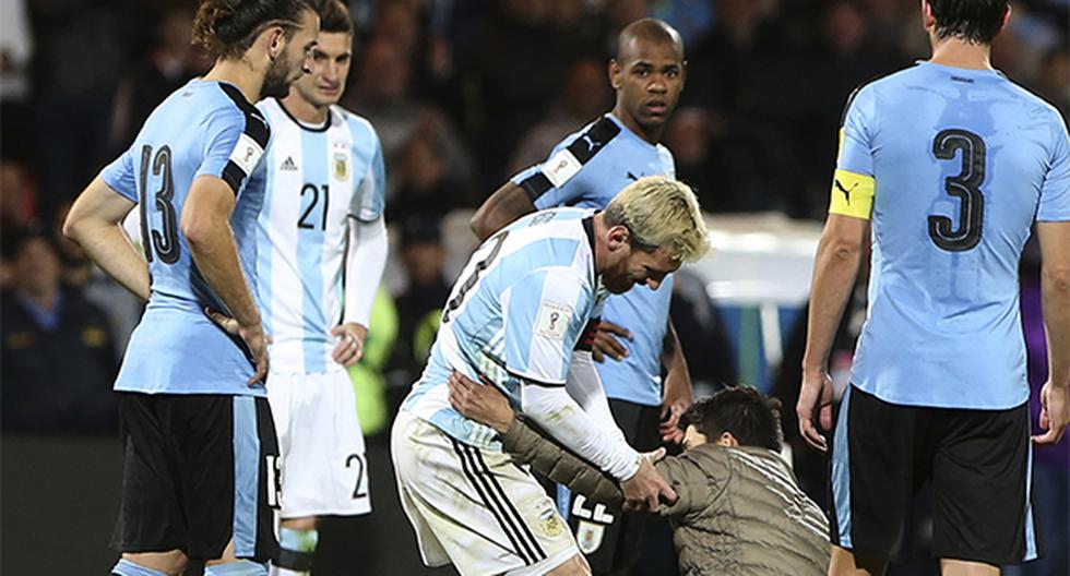 Las cámaras de la televisión internacional captaron el momento en que un par de hinchas invadieron el campo al mismo tiempo para saludar a Lionel Messi. (Foto: Getty Images)