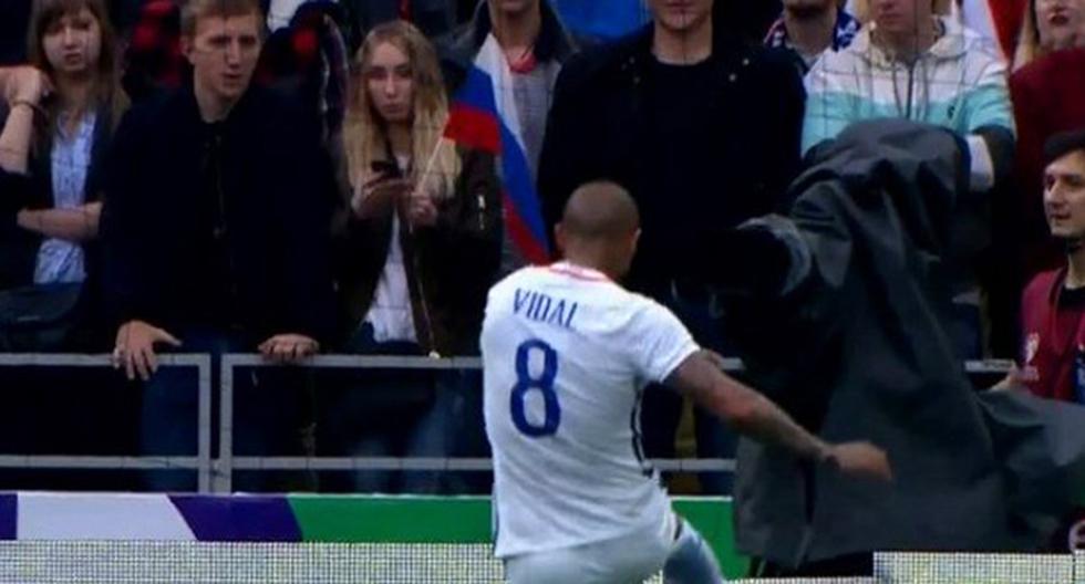 Arturo Vidal de Chile rompe de una patada la publicidad estática digital del estadio ruso. (Foto: captura Facebook - DirecTV)